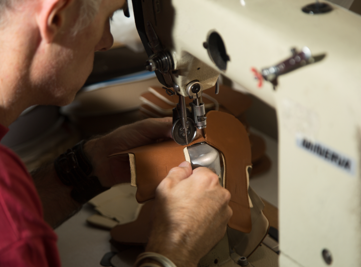Cholewkarz fachowiec szyje buty dla dzieci